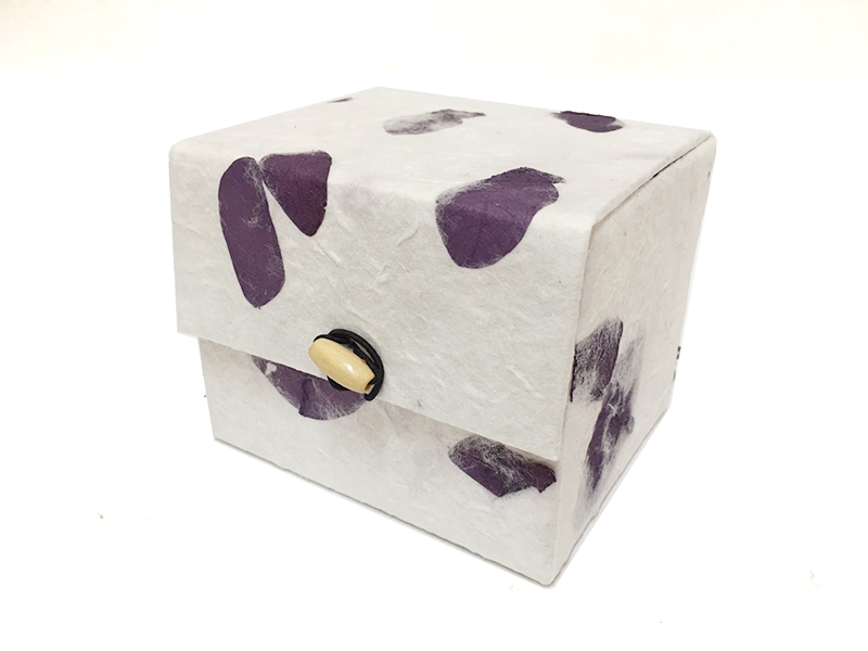 Box mulberry paper with dyed leaves กล่องกระดาษสาใบไม้ย้อม ขนาด 9.5x10.5x8.5cm